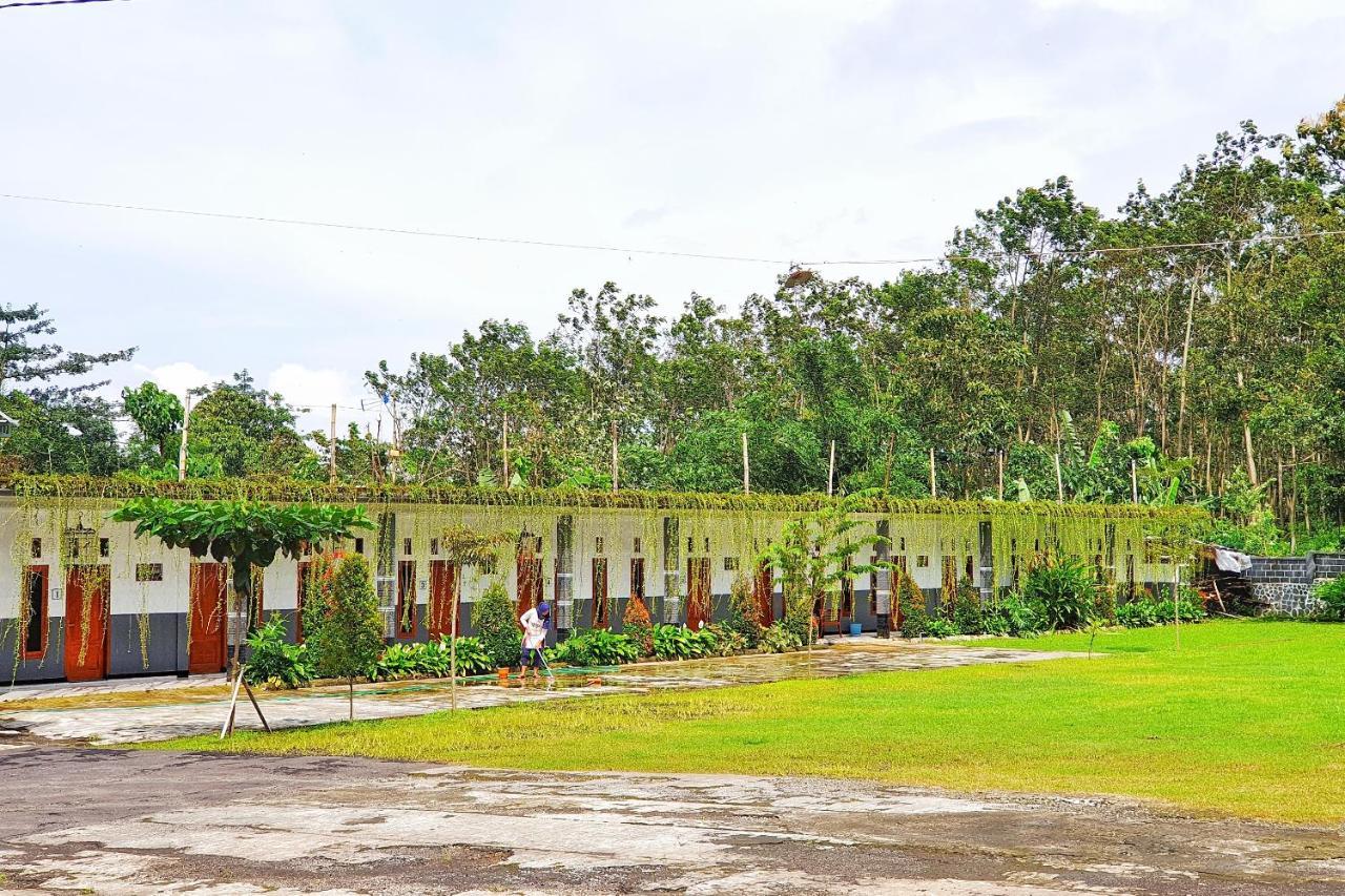 Oyo 90328 Penginapan A3 Probolinggo Exterior foto