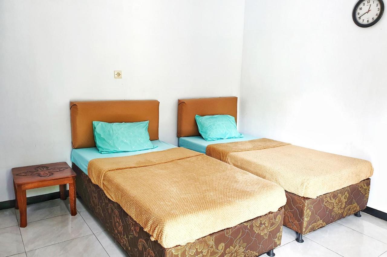 Oyo 90328 Penginapan A3 Probolinggo Exterior foto